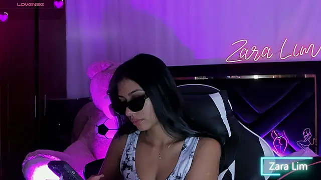 ZaraLim online show from September 25, 2025, 2:43 pm