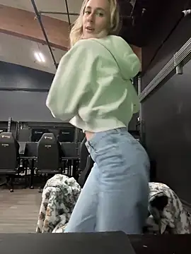 M1ssyk1ssy online show from November 22, 2025, 9:14 pm