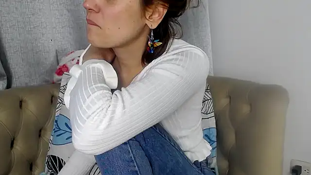 camilawm19 online show from November 15, 2025, 6:33 am