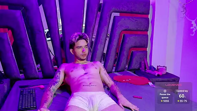 AliceandMax online show from March 21, 2025, 6:29 pm