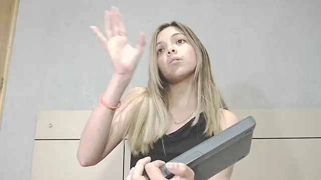 andreau18 online show from December 14, 2024, 9:02 pm