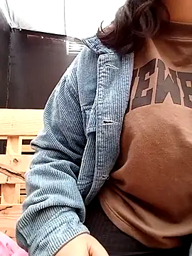 lara moon25 online show from March 5, 2025, 10:10 pm