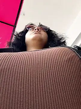 lara moon25 online show from December 4, 2025, 6:49 pm