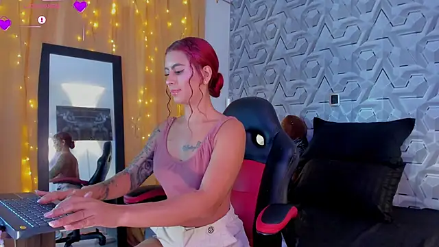 Sophiee Hill online show from October 28, 2025, 2:42 pm