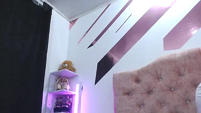 Kitten Hot  online show from October 2, 2025, 1:23 am