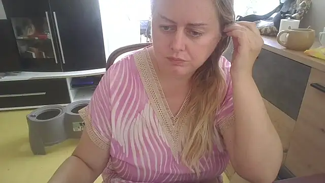 Meliss Official9 online show from September 12, 2025, 2:06 pm