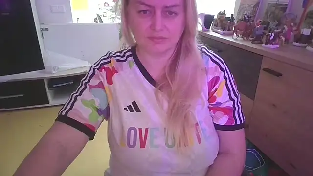 Meliss Official9 online show from December 3, 2025, 9:40 am