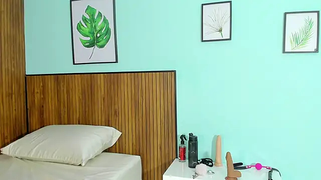 curvy rousi online show from March 11, 2025, 2:40 pm