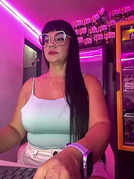 Hot beauty   online show from April 12, 2026, 2:27 am