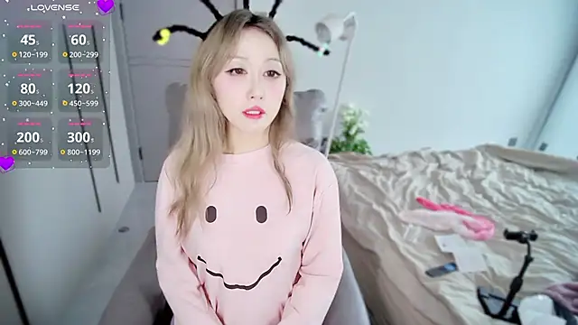 Xiaoyu-G online show from March 5, 2025, 6:54 am