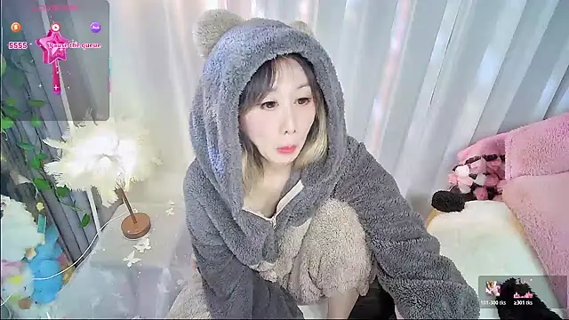 Xiaoyu-G online show from December 18, 2025, 1:28 pm