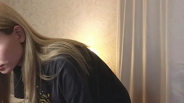 Snapshot of elsa_limerence chatting on May 8, 2026, 6:13 pm elsa limerence online show from May 8, 2026, 6:13 pm