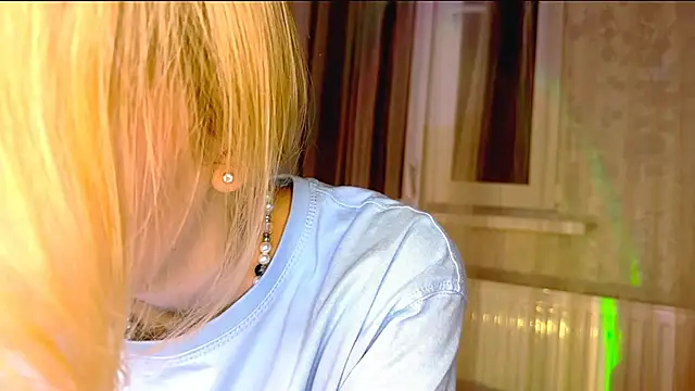 Evvie Summn1 online show from March 4, 2025, 2:53 pm