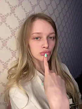 Evvie Summn1 online show from April 24, 2026, 3:36 pm