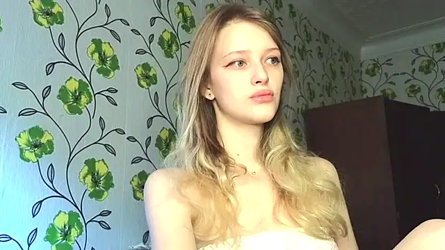 Snapshot of Evvie_Summn1 chatting on June 14, 2026, 7:21 am Evvie Summn1 online show from June 14, 2026, 7:21 am