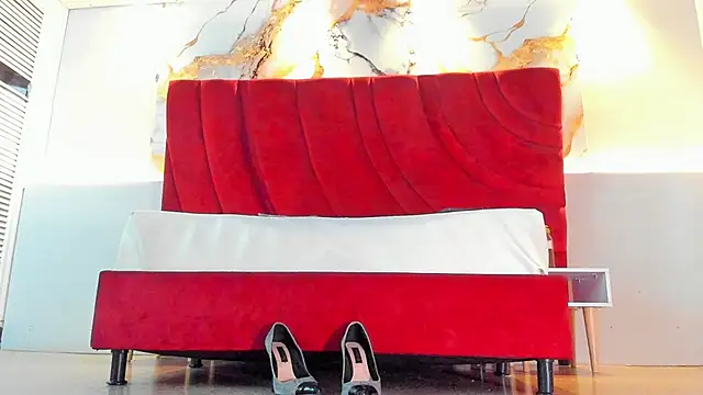 MAISE HILL1 online show from October 6, 2025, 1:08 pm