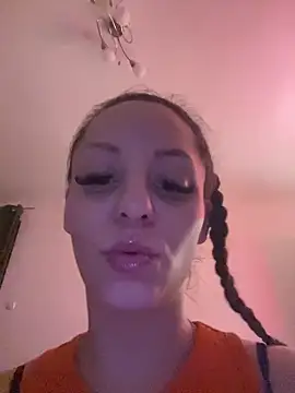 Chiara0102 online show from May 10, 2026, 9:42 pm
