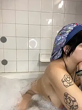 pircilla23 online show from October 30, 2025, 2:18 pm