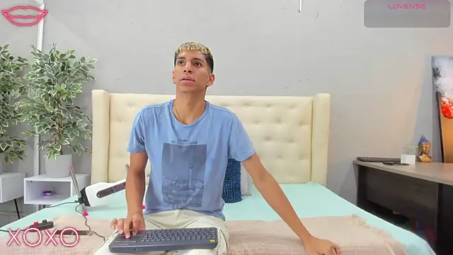 Snapshot of kieran_derek chatting on March 20, 2025, 3:23 am kieran derek online show from March 20, 2025, 3:23 am