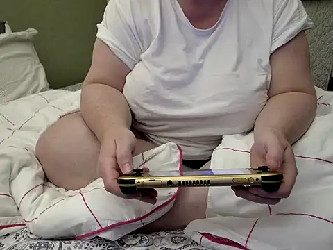 Snapshot of MarthaBriest chatting on November 2, 2025, 3:31 am MarthaBriest online show from November 2, 2025, 3:31 am