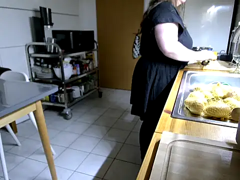 Snapshot of MarthaBriest chatting on November 27, 2025, 6:48 am MarthaBriest online show from November 27, 2025, 6:48 am