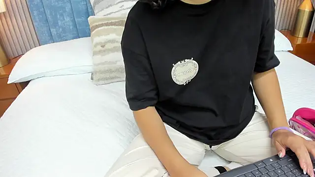 pretty sunlight  online show from October 2, 2025, 1:34 am