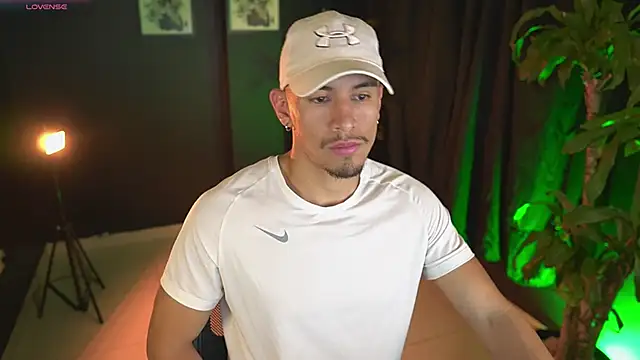 Aaronfox x online show from April 21, 2026, 11:40 pm