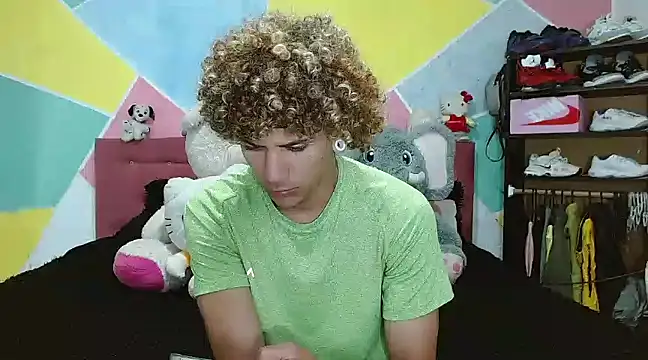 Snapshot of tylor_boy chatting on January 8, 2025, 9:23 pm tylor boy online show from January 8, 2025, 9:23 pm