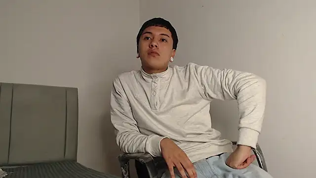 alex-lover online show from April 7, 2026, 3:29 am