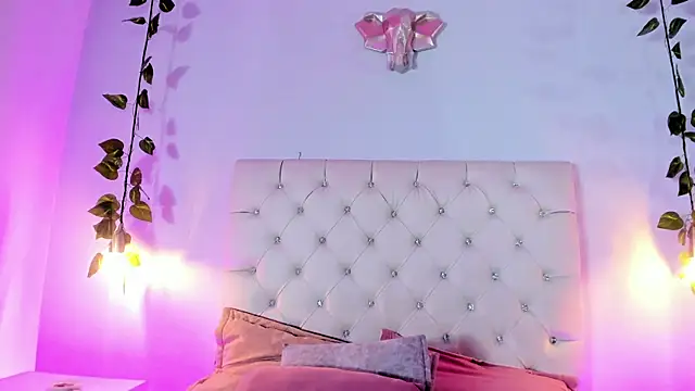 Isabella Flowers online show from December 3, 2025, 7:45 pm