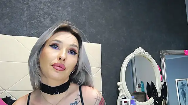 IssaSmith online show from February 19, 2025, 12:44 pm