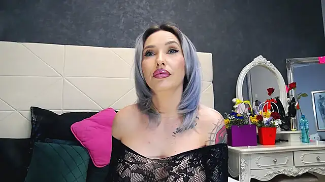 IssaSmith online show from March 10, 2025, 8:37 am