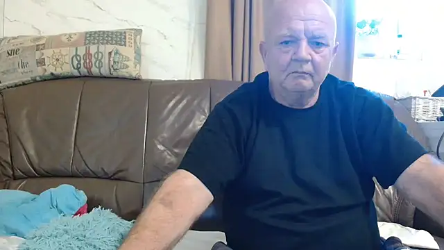 Snapshot of fullballs6 chatting on June 18, 2026, 4:33 pm fullballs6 online show from June 18, 2026, 4:33 pm