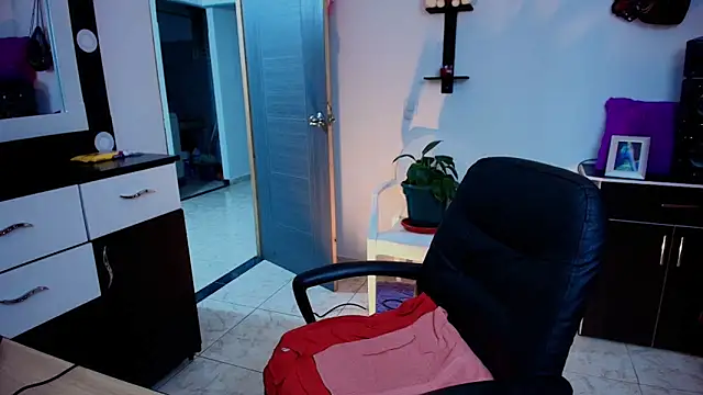 TinnaDawsom online show from January 15, 2025, 2:06 am