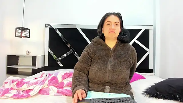 Ambber moon online show from February 14, 2025, 10:49 am