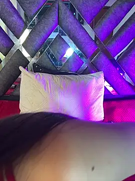 LylaLee111 online show from February 28, 2025, 5:26 pm