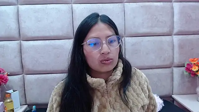 Miaa Smiith  online show from January 3, 2025, 6:33 am