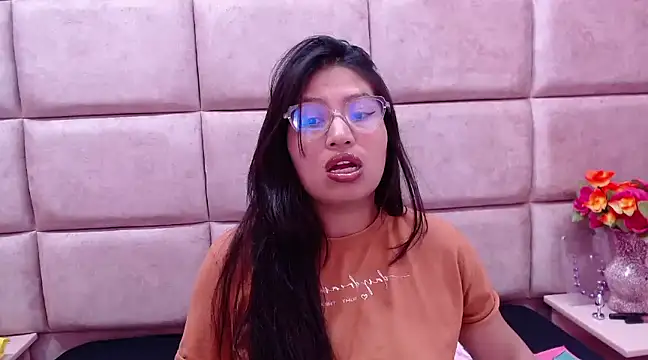 Miaa Smiith  online show from January 5, 2025, 6:24 am