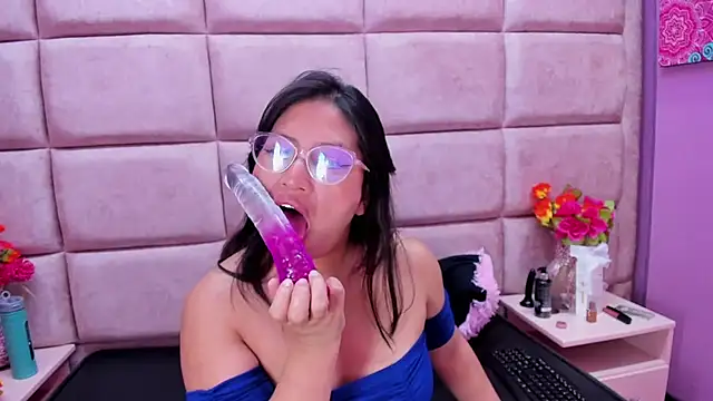 Miaa Smiith  online show from March 21, 2025, 6:05 am