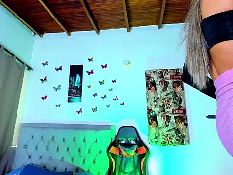 Ambarhilton online show from December 4, 2025, 5:32 pm