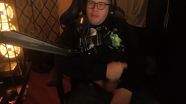 chicostick413 online show from February 9, 2026, 12:47 am