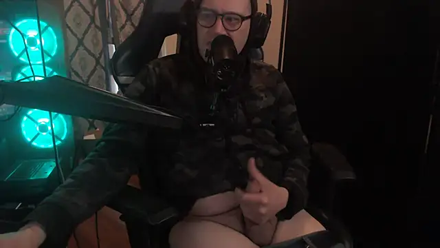 chicostick413 online show from April 22, 2026, 1:12 pm