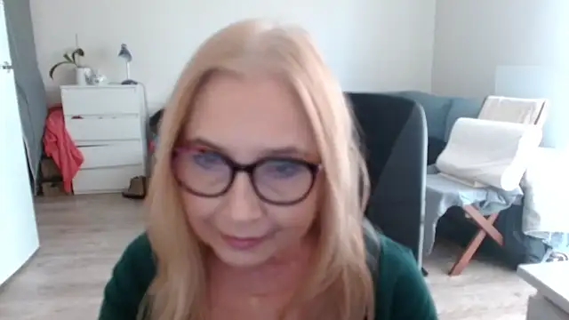 sofia xkiss online show from February 17, 2025, 10:51 am