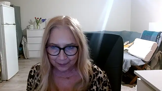 sofia xkiss online show from March 8, 2025, 5:43 pm