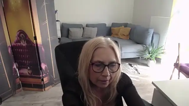 sofia xkiss online show from April 21, 2026, 1:50 pm