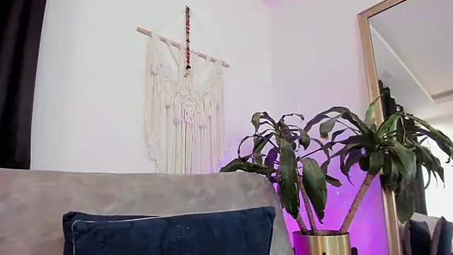 aaroncolombia online show from April 18, 2026, 11:03 am