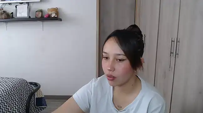 Skarlet Adams28 online show from December 6, 2024, 6:28 pm