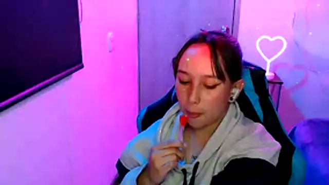 Skarlet Adams28 online show from April 28, 2026, 3:00 am