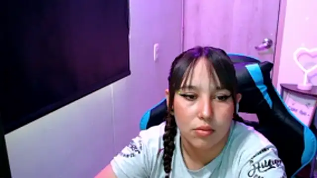 Skarlet Adams28 online show from April 29, 2026, 9:54 pm