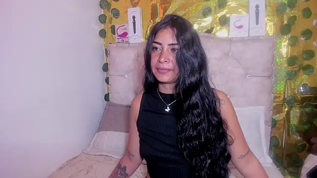 cristalconnorr online show from May 18, 2026, 3:51 pm